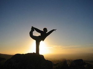Silhouette in posizione di yoga al tramonto