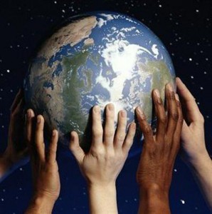 Mani di persone di diverse etnie che sostengono il globo terrestre